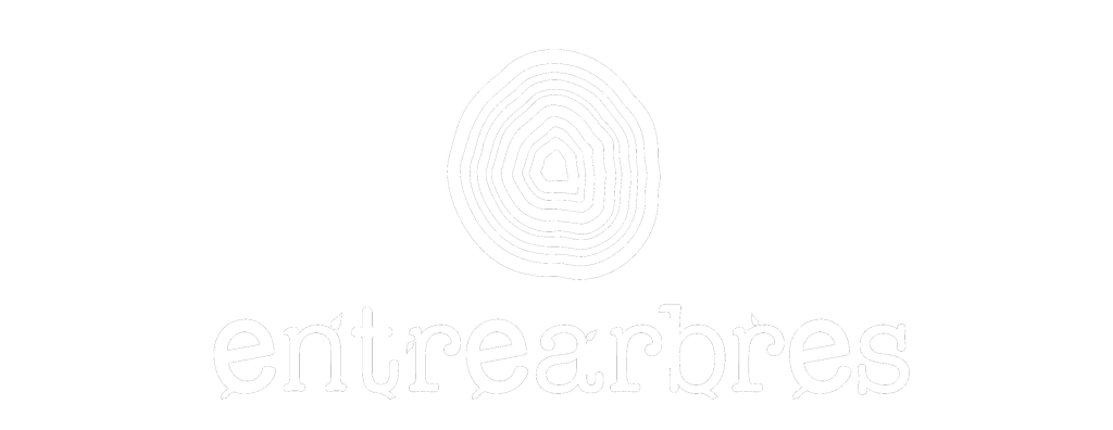 Logo d'Entrearbres amb disseny de troncs d'arbre.