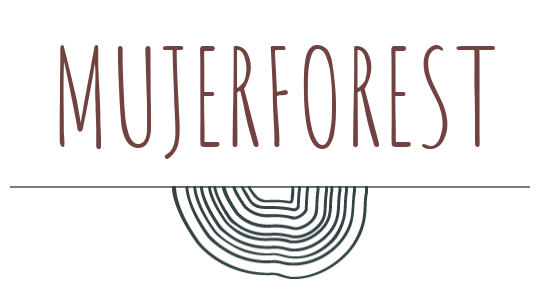 Logo de MUJERFOREST, amb un disseny que inclou línies que simulen anells d'un tronc de vida, representant la connexió amb la natura.